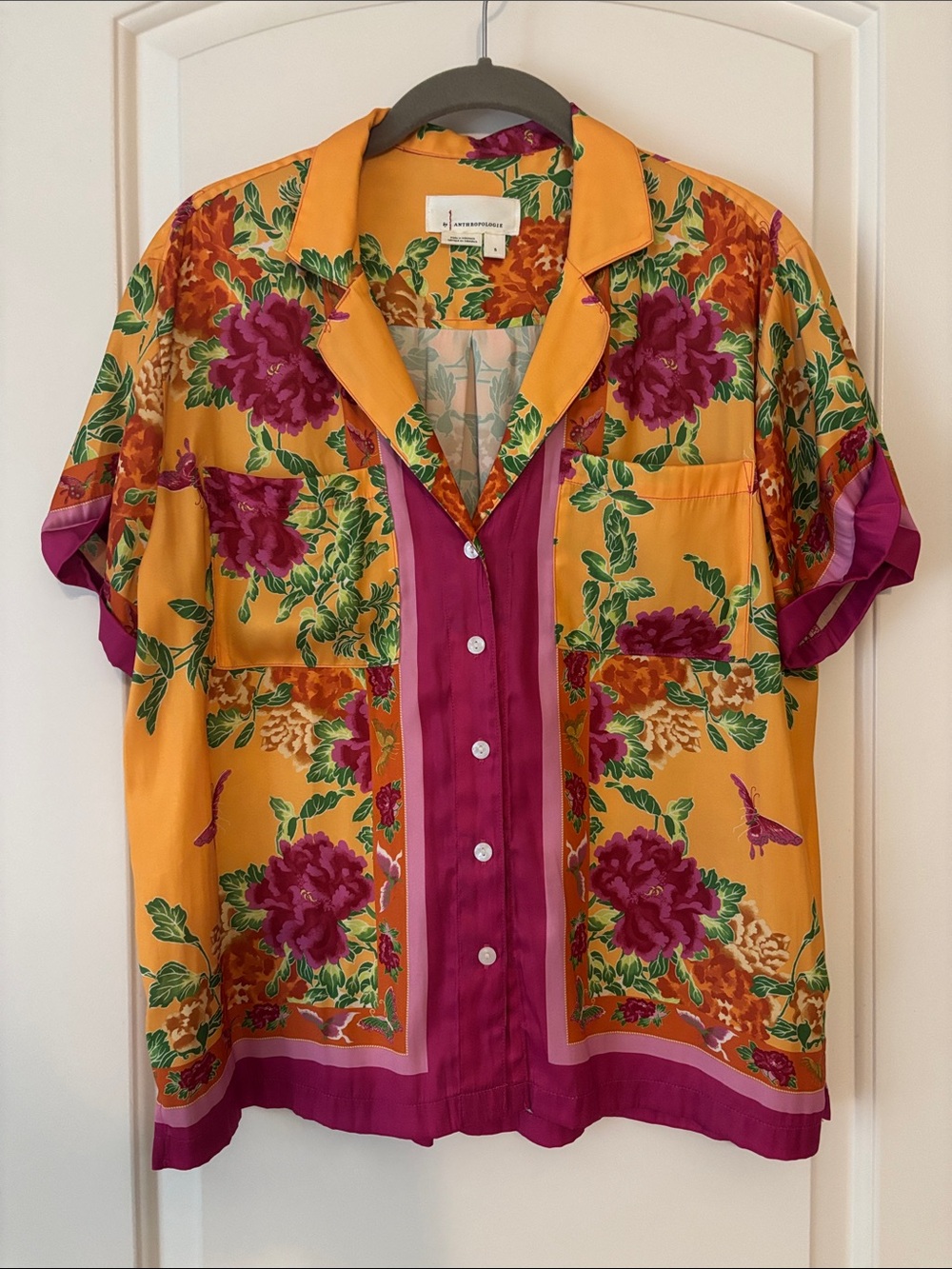 By ANTHROPOLOGIE surf shirt Button-Front Floral Short Sleeve in Gold and Magenta